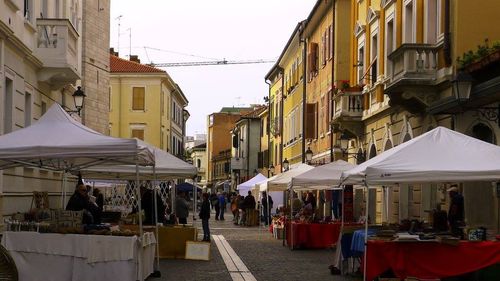 Tensiuni într-un oraş italian, după ce primarul de extremă dreapta a interzis rugăciunile musulmanilor în centre culturale / ”Ei trebuie să respecte legile”