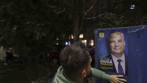 Toate afișele electorale cu Nicolae Ciucă au fost înlocuite după ce PSD a sesizat că depășesc dimensiunile legale / PNL: A fost o eroare materială a agenției de creație / Au fost înlocuite cu dimensiunile actualizate