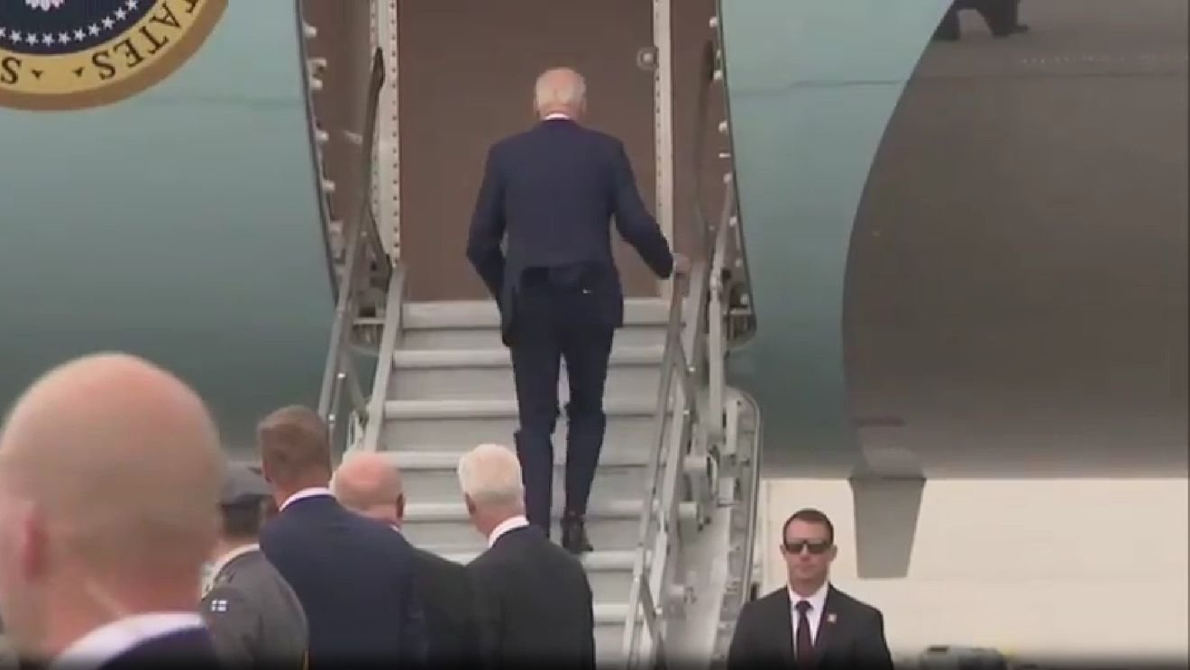 Casa Albă face ajustări subtile pentru Biden: Președintele american folosește tot mai des "scările inferioare" ale avionului Air Force One, pentru a evita incidentele jenante – Politico