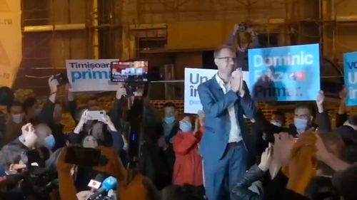 VIDEO Timișorenii scandează în piață numele lui Dominic Fritz/ Fritz: De azi ștergem ”nu se poate” din vocabularul Timișoarei. Nu ne mai lăsăm paralizați de frică pentru că suntem singuri în bulă, sutem o comunitate!