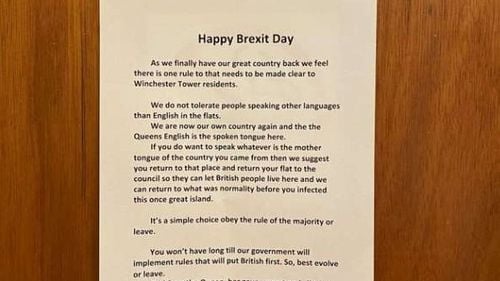 Afiș într-un bloc din Norwich cu titlul Happy Brexit Day: Nu tolerăm oamenii care vorbesc alte limbi decât engleza în apartamente