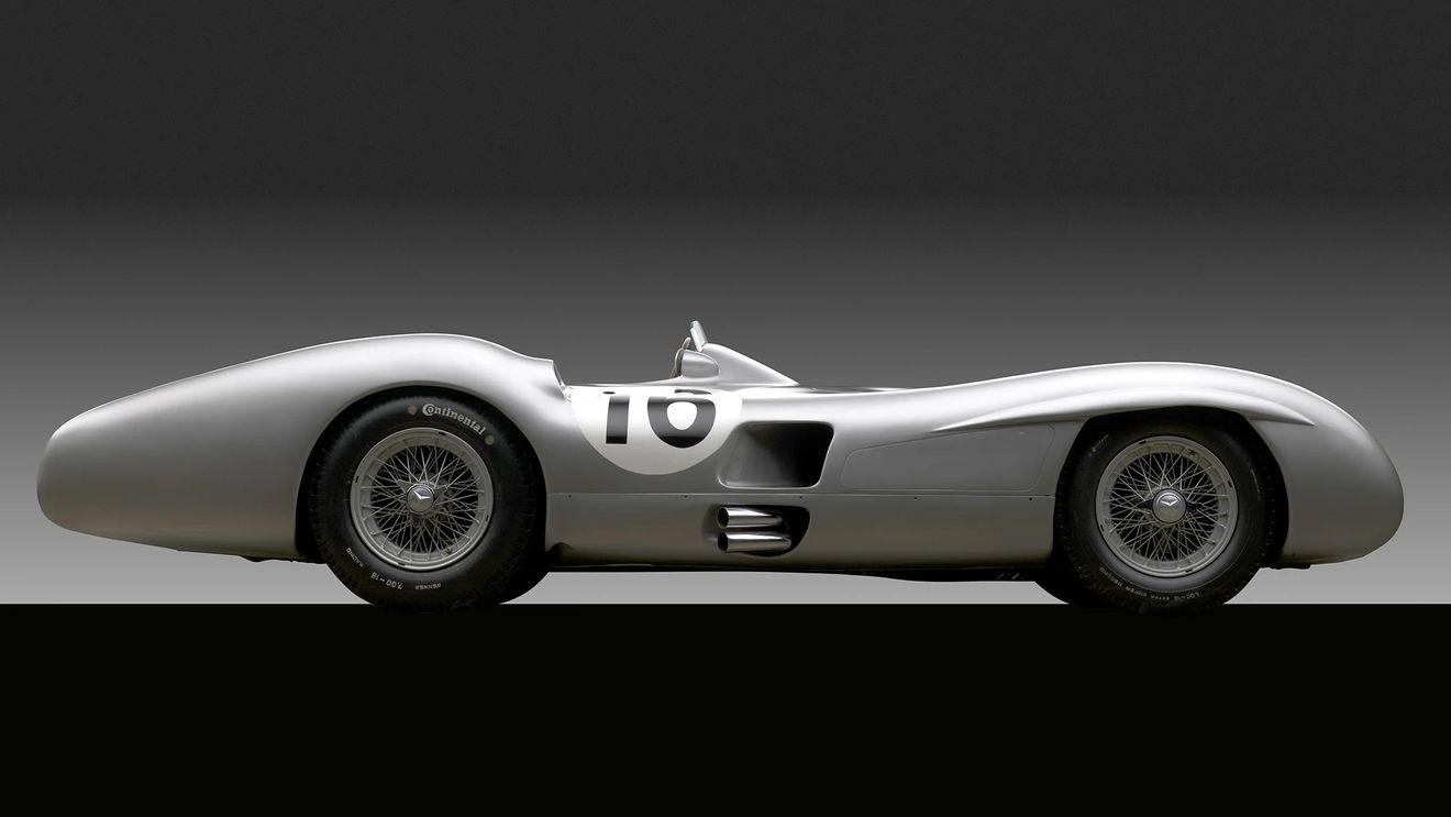 Un Mercedes-Benz din 1954, evaluat între 50 și 70 de milioane de dolari, se va număra în curând printre mașinile legendare de curse scoase la licitație