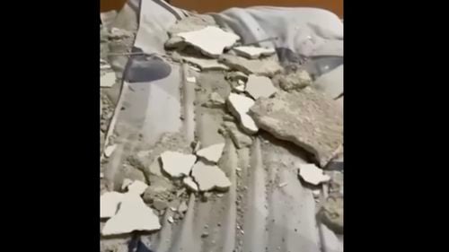 VIDEO O parte din tavanul unei camere din căminul Şcolii de agenţi de Poliţie din Câmpina s-a desprins şi a căzut / Sindicatul acuză „firme de casă” / Nimeni nu a fost rănit