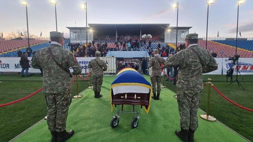 Sicriul legendarului Emeric Ienei, depus la Stadionul Municipal „Iuliu Bodola” din Oradea / Gabi Balint, printre sportivii care au venit să-și ia rămas-bun / Înmormântarea are loc sâmbătă, la Cimitirul Municipal Oradea