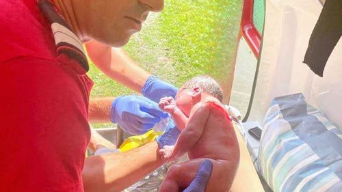 O femeie din Maramureș a născut în ambulanța SMURD / ”Am fost cu toții emoționați, deoarece a fost prima noastră intervenție de acest fel”