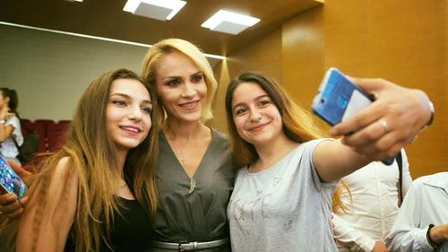 Noi cadouri cu premii din partea Gabrielei Firea pentru elevii bucureşteni