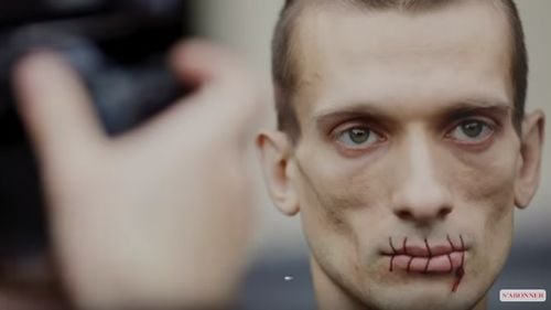 Artistul rus Piotr Pavlenski a fost reţinut în Paris în cadrul unei anchete pentru violenţe comise la sfârșitul anului trecut