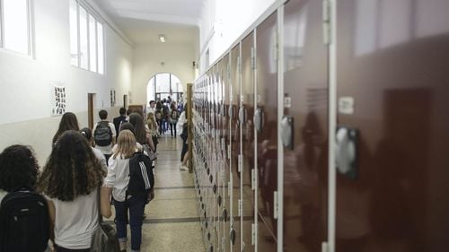 Două eleve au avut nevoie de îngrijiri medicale după ce un coleg a dat cu spray paralizant pe holul unei școli din Ilfov