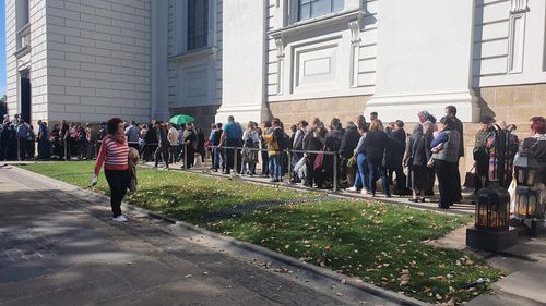 Câteva sute de persoane s-au aşezat deja la rând pentru a se închina la moaştele Sfintei Parascheva / Sâmbătă, la ora 6.00 va începe procesiunea prin care moaştele ce vor fi scoase din Catedrala Mitropolitană și așezate în curte