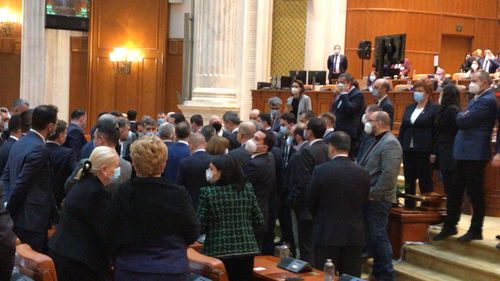 USR PLUS propune reducerea indemnizației pentru senatorii și deputații care adresează injurii în Parlament