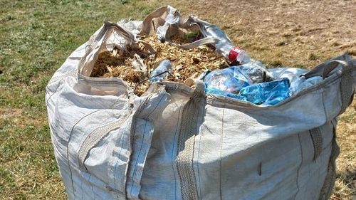 Acțiune de salubrizare a râului Jiu: 225 de saci și 2 autobasculante de gunoi colectate