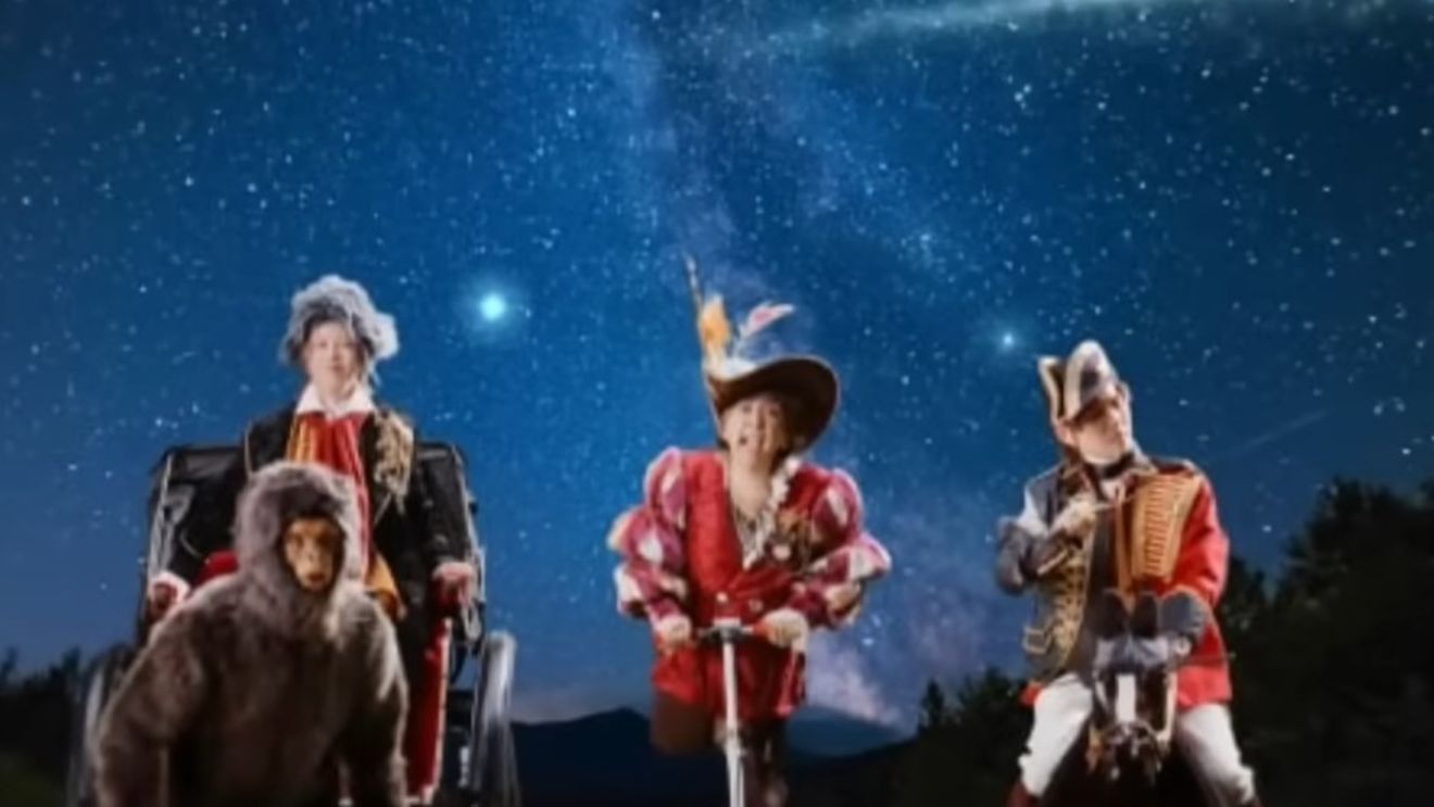 O trupă rock din Japonia îşi cere scuze pentru un videoclip incorect politic referitor la Cristofor Columb / Trei personaje celebre descoperă o insulă locuită de persoane care seamănă cu maimuțele