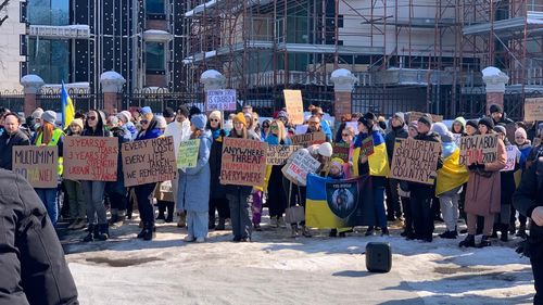 FOTO 3 ani de război în Ucraina / Câteva sute de persoane sunt în fața Ambasadei Ucrainei / ”Mulțumim României”