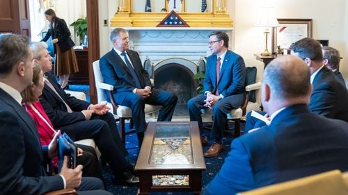 Klaus Iohannis, întâlnire cu preşedintele Camerei Reprezentanţilor din Congresul SUA, Mike Johnson/ Iohannis a subliniat angajamentul României de a consolida Parteneriatul Strategic cu SUA, inclusiv în domeniul securităţii energetice