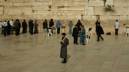 Israel: Premierul Netanyahu, forțat să retragă un proiect de lege cu iz teocratic privind restricții la Zidul de Apus (al Plângerii) de la Ierusalim după reacții vehemente de protest