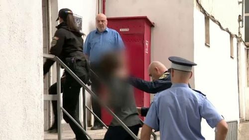 Elevul care a amenințat școli și spitale din toată țara vrea să scape de arest. A cerut instanței să îl lase să plece acasă