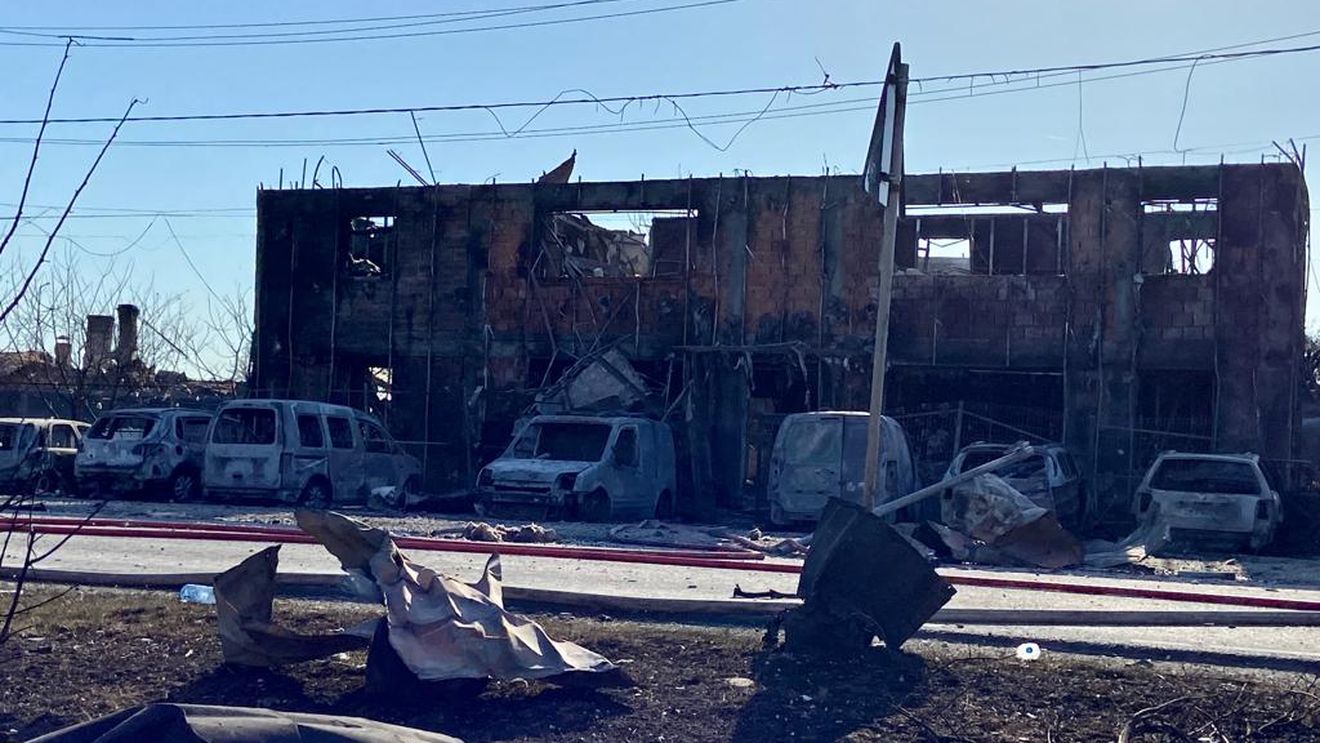 FOTO/VIDEO Locul tragediei de la Crevedia, ca după un bombardament cu rachetă / Case distruse, epave ale unor mașini, dar și o cisternă GPL care încă fumegă