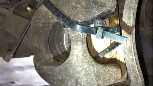 FOTO Sistem de frânare prins cu ”șoricei” pe o mașină adusă la RAR pentru înmatriculare / ”A ajuns noaptea la întâlnirea cu vânzătorul, a inspectat vizual mașina și a decis să o cumpere”