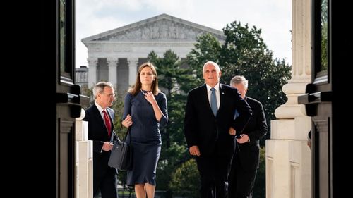 Amy Coney Barrett a depus jurământul și a devenit oficial judecător al Curții Supreme