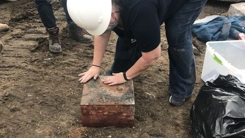 VIDEO O nouă capsulă temporală găsită sub statuia unui general confederat din SUA/ Experţii cred că înăuntru ar putea exista monede, cărţi, insigne şi chiar muniţie din timpul Războiului Civil