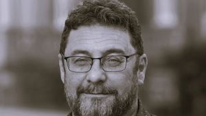 A murit Alin Fumurescu, profesor și jurnalist. Ultimul său text, din 9 mai, a avut titlul ”… Și n-au învins”