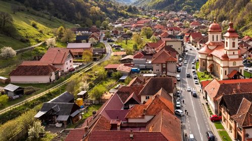 Încep controalele cu drona pentru detectarea construcțiilor ilegale și impozitarea lor / Mai multe sate turistice din zona Transalpinei, verificate aerian