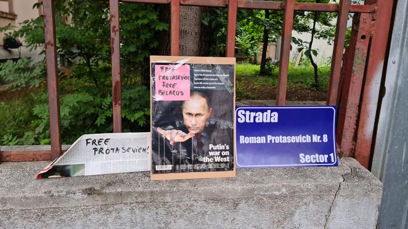 Manifest la Ambasada Belarusului: Susținătorii lui Roman Protasevici au adus o fotografie cu Vladimir Putin în rol de păpușar și o plăcuță stradală cu numele jurnalistului