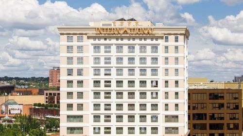 SURSE 13 cetățeni basarabeni pro-ruși au fost surprinși într-un hotel din Iași, în timp ce sunau cetățeni din Republica Moldova pentru a-i îndemna să voteze la alegerile din 28 septembrie partidul rusofilului Igor Dodon. În cursul nopții, toți au plecat în grabă din România