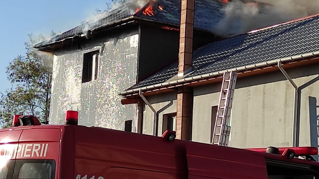 Incendiu puternic la o mănăstire din Agigea, județul Constanța. Acoperișul, cuprins în totalitate de flăcări