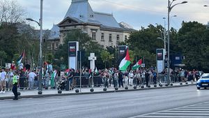 FOTO Câteva zeci de protestatari pro-Palestina s-au adunat în Piața Universității