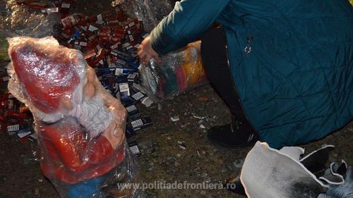 VIDEO 4.000 de pachete de ţigări de contrabandă, ascunse în pitici de grădină