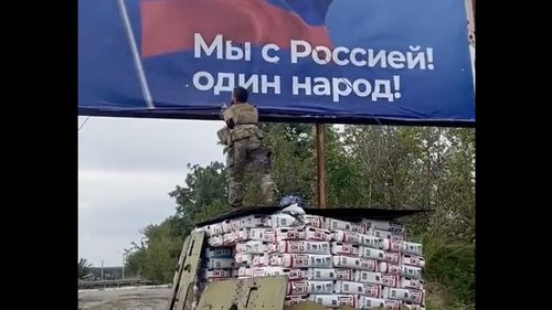 VIDEO Militarii ucraineni avansează în teritoriul ocupat de ruși: Moment în care este îndepărtat un afiș al forțelor de ocupație cu sloganul „Noi suntem același popor”