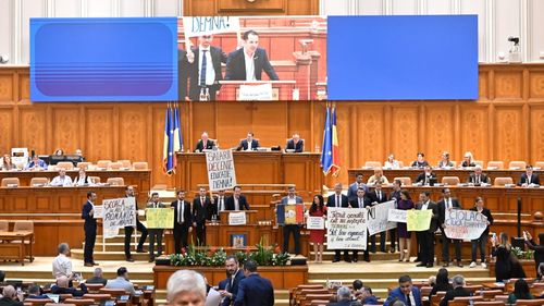 Deputații USR au adus în Parlament pancarte de la protestul profesorilor