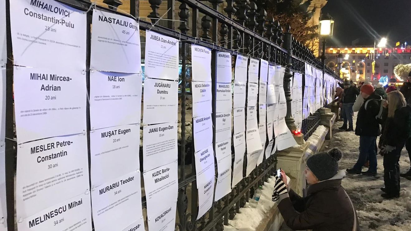 Peste 3000 de oameni au mărșăluit din Piața Victoriei către Piața Universității și apoi la Palatul Regal, unde au fost citite numele celor morți la Revoluția din 89