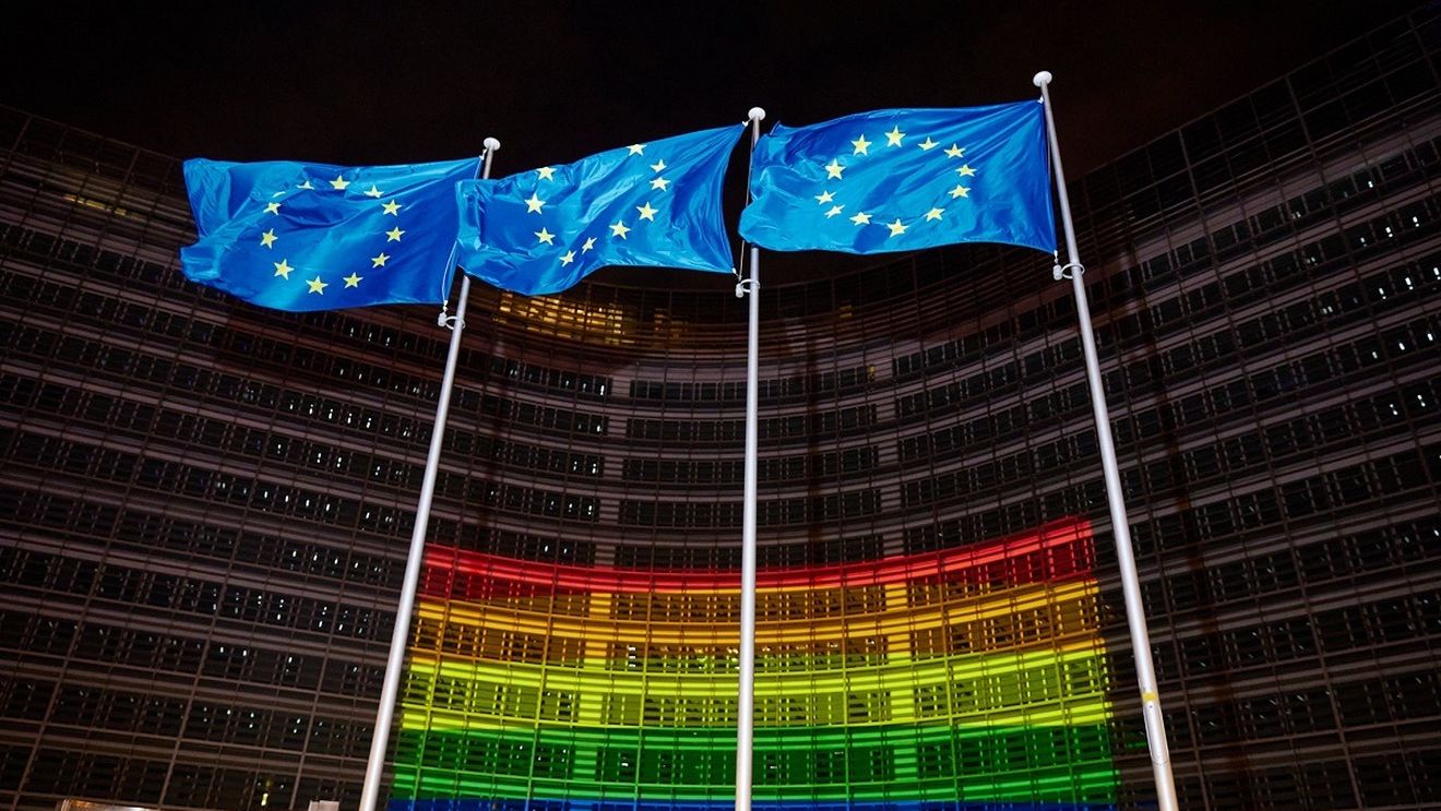 Grupul PPE din Parlamentul European a inițiat un proiect de rezoluție prin care cere Comisiei Europene să sancționeze România pentru că nu a recunoscut căsătoria dintre două persoane de același sex