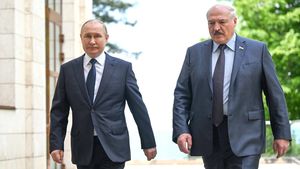 Dictatorul belarus a fost primit de dictatorul nord-coreean la Phenian / Lukașenko a depus un buchet de flori și în numele dictatorului rus Putin