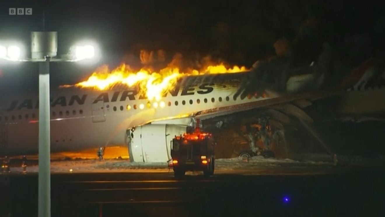 BREAKING Un avion de linie a luat foc pe aeroportul Tokyo-Haneda / Aproape 370 de oameni au scăpat teferi / Cinci persoane dispărute