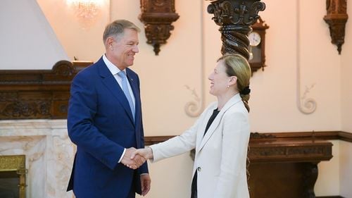 SURSE Vicepreședinta Comisiei Europene, Vera Jourova, a bătut palma cu guvernul Ciucă și cu președintele Iohannis: Dacă trec legile justiției în septembrie, în octombrie va fi ultimul raport MCV și se ridică mecanismul de verificare și control