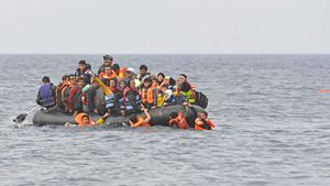 Garda de Coastă greacă a salvat 52 de migranţi în Mareea Egee / Un băiat este dat dispărut