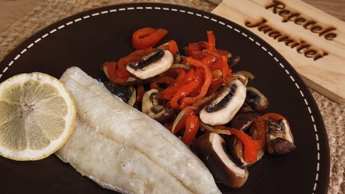 Merluciu la tigaie cu garnitură de ciuperci, ardei și fenicul/ Poți găti peștele și în cuptor sau friteuză