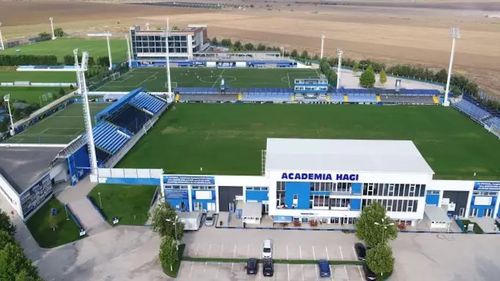 Premierul Nicolae Ciucă vizitează Baza Sportivă a Academiei Hagi / Va fi inaugurat un nou teren, construit cu materiale care nu dăunează mediului