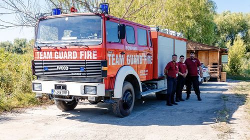Serviciu privat de pompieri, dotat cu autospecială de stingere a incendiilor, în Parcul Natural Văcăreşti