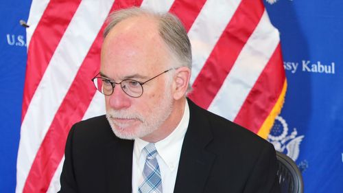 Ambasadorul american la Kabul neagă că ar fi părăsit capitala Afganistanului