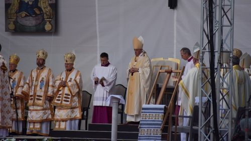 Slujbă celebrată în Alba pentru odihna sufletului Papei Francisc / ”Alături de noi se află tronul pe care Sfântul Părinte a stat aşezat acum şase ani pe Câmpia Libertăţii de aici, de la Blaj”
