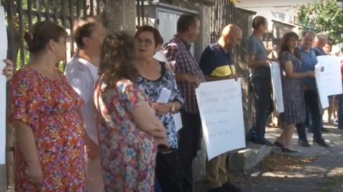 Protest în fața sediilor PSD și PNL Buzău: o sută de medici de la Direcţia Sanitar Veterinară au ieșit în stradă și amenință cu greva generală / Ei reclamă tăierea sporurilor prin „ordonanța austerității”