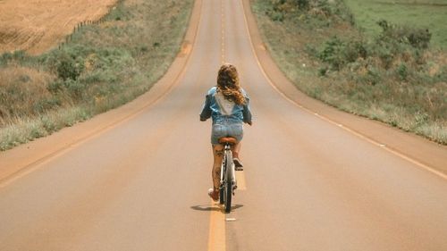 O fetiță de 9 ani a ajuns la spital după ce a fost lovită de o mașină condusă de o tânără de 20 de ani