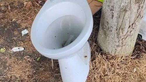 Drumarii brașoveni, în luptă cu gunoaiele localnicilor / „Găsim toalete, mobilă și electrocasnice în parcările de pe DN-uri” / ”Acest gunoi nu provine de la turiști, ci este adus deliberat din gospodăriile localnicilor din apropiere”