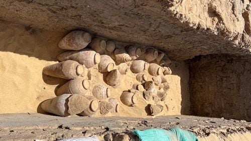 Sute de vase intacte de vin de acum 5.000 de ani au fost descoperite în sudul Egiptului / Vinul era rezervat straturilor sociale înalte, între care faraoni, preoţi şi nobili