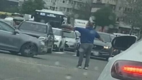 Enervat de haosul din trafic, un bărbat a dirijat circulaţia într-o intersecție din Constanța / Polițiștii le recomandă cetățenilor să nu realizeze activități de acest gen, pentru a nu deveni victime ale accidentelor rutiere
