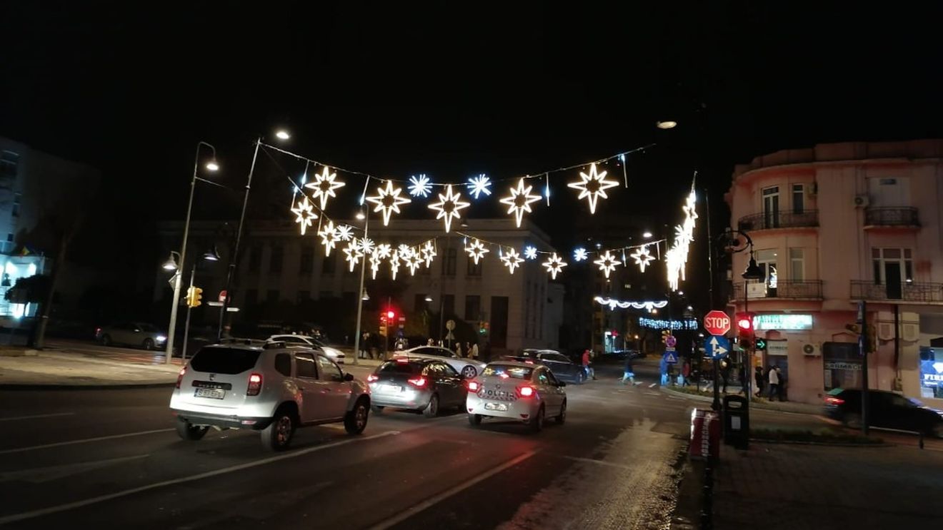 FOTO Cum arată iluminatul festiv din Constanța, printre cele mai scumpe din țară/ Peste 3 milioane de lei de la Primăria Constanța pentru împodobirea orașului încă din noiembrie